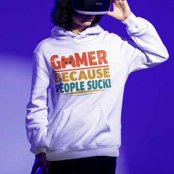 Gaming Hoodie - Gamer Because People Suck weiss – Gaming Hoodie getragen von maennlichem Model mit Gaming  Gamer Because People Suck Print