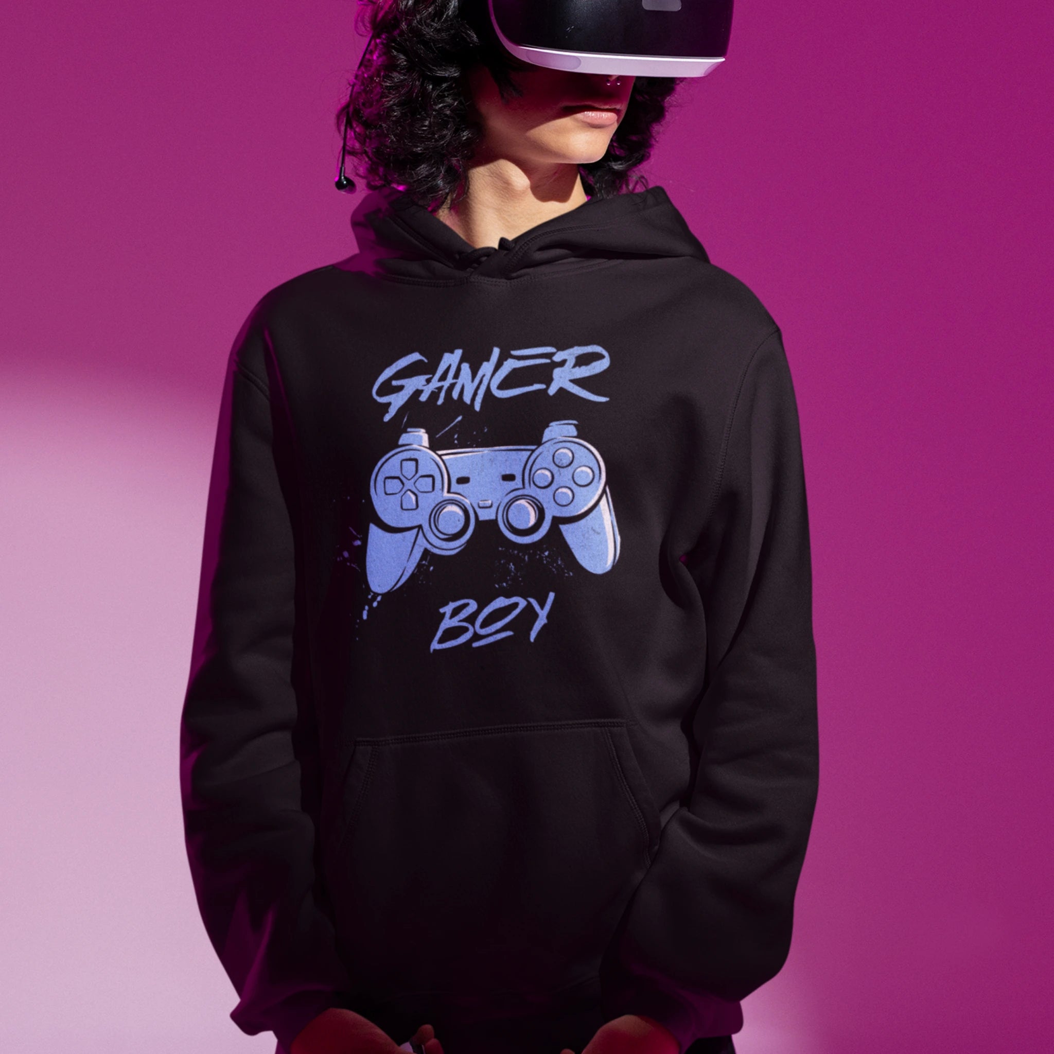 Gaming Hoodie - Gamer Boy schwarz – Gaming Hoodie getragen von maennlichem Model mit Gaming  Gamer Boy Print