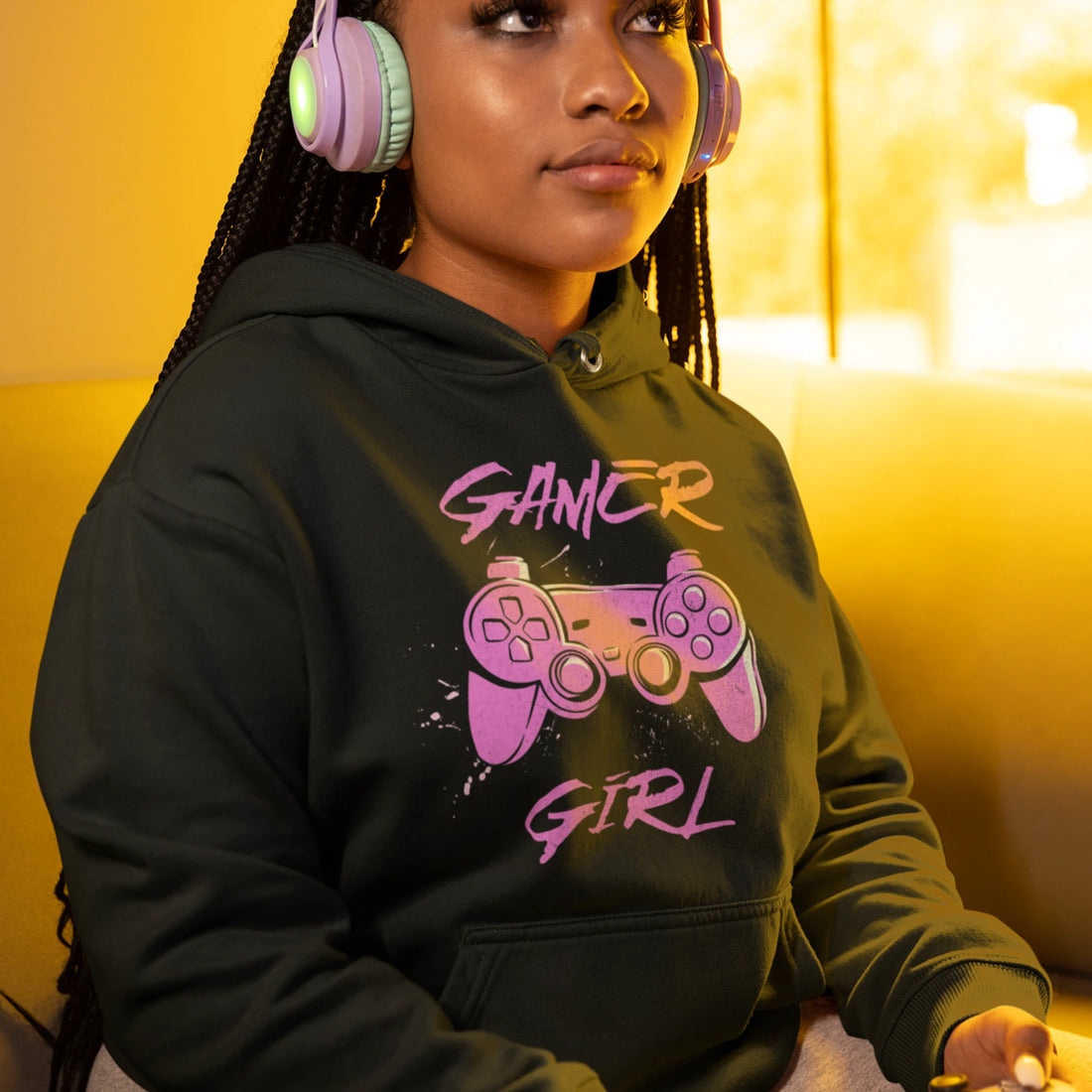 Gaming Hoodie - Gamer Girl schwarz – Gaming Hoodie getragen von weiblichem Model mit Gaming  Gamer Girl Print