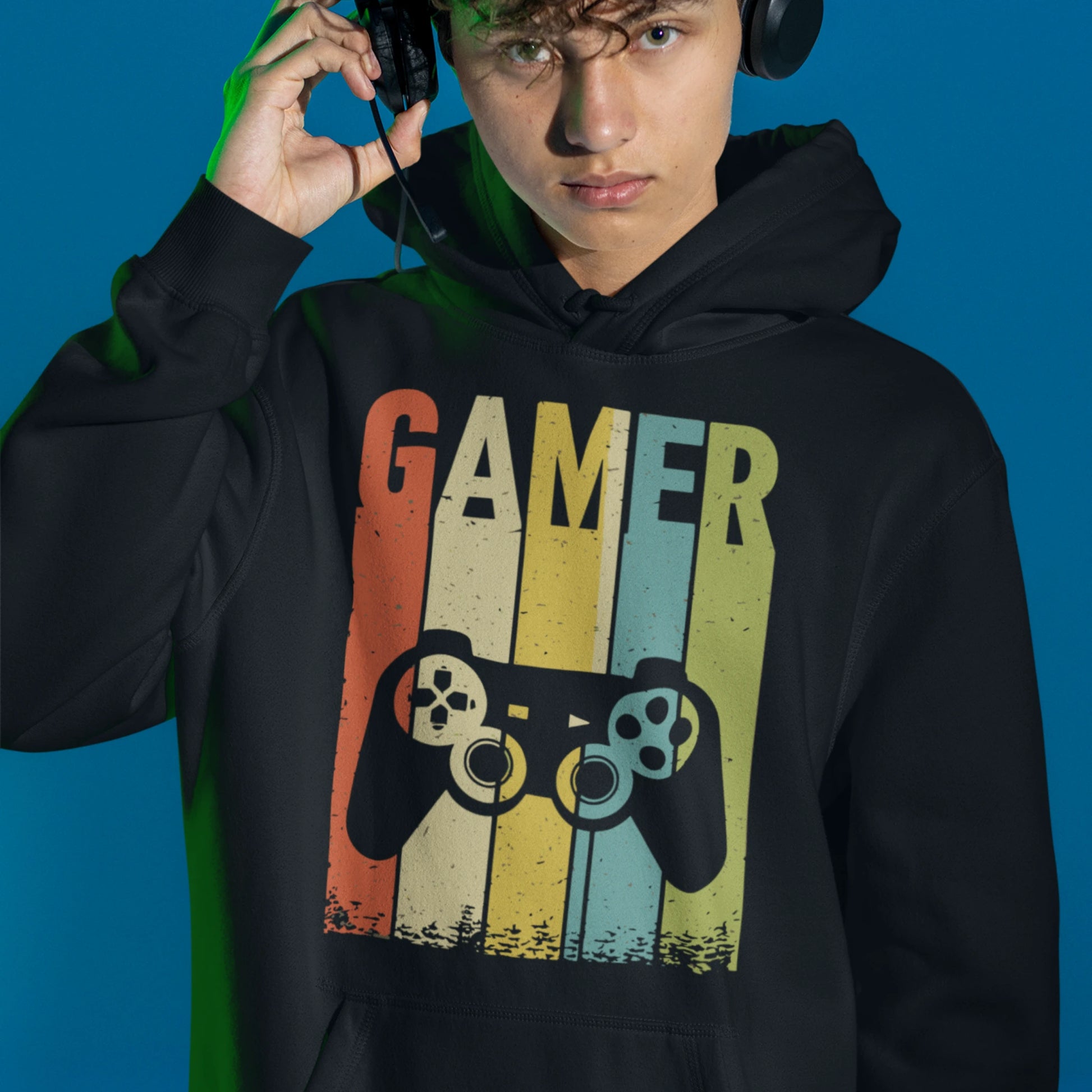 Gaming Hoodie - GAMER schwarz – Gaming Hoodie getragen von maennlichem Model mit Gaming  GAMER Print