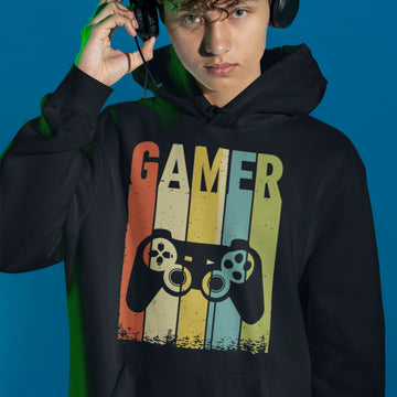 Gaming Hoodie - GAMER schwarz – Gaming Hoodie getragen von maennlichem Model mit Gaming  GAMER Print