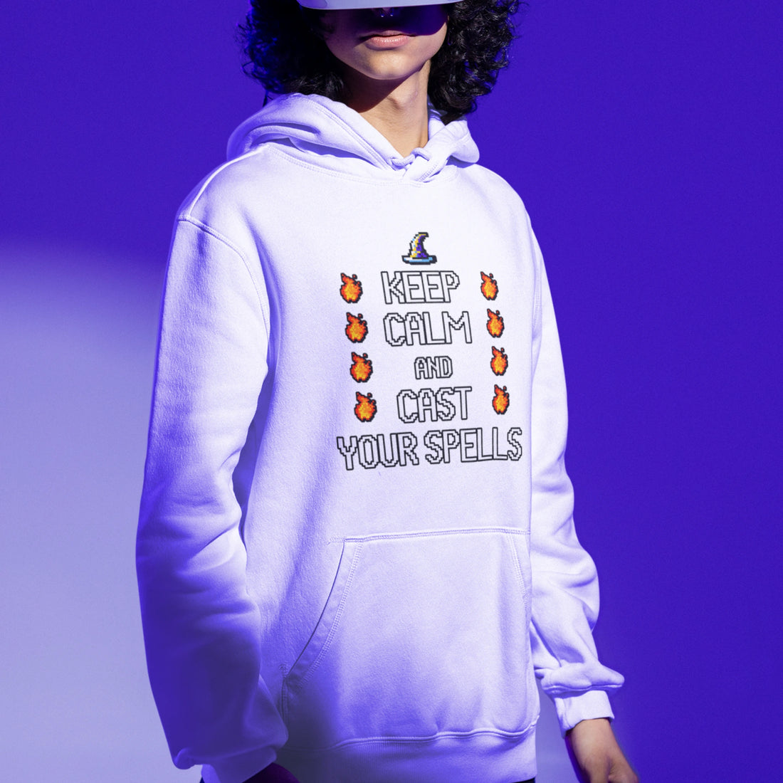 Gaming Hoodie - Keep Calm in weiß – Unisex Gaming Hoodie im Nerd & Streetwear Style, getragen von männlichen Model