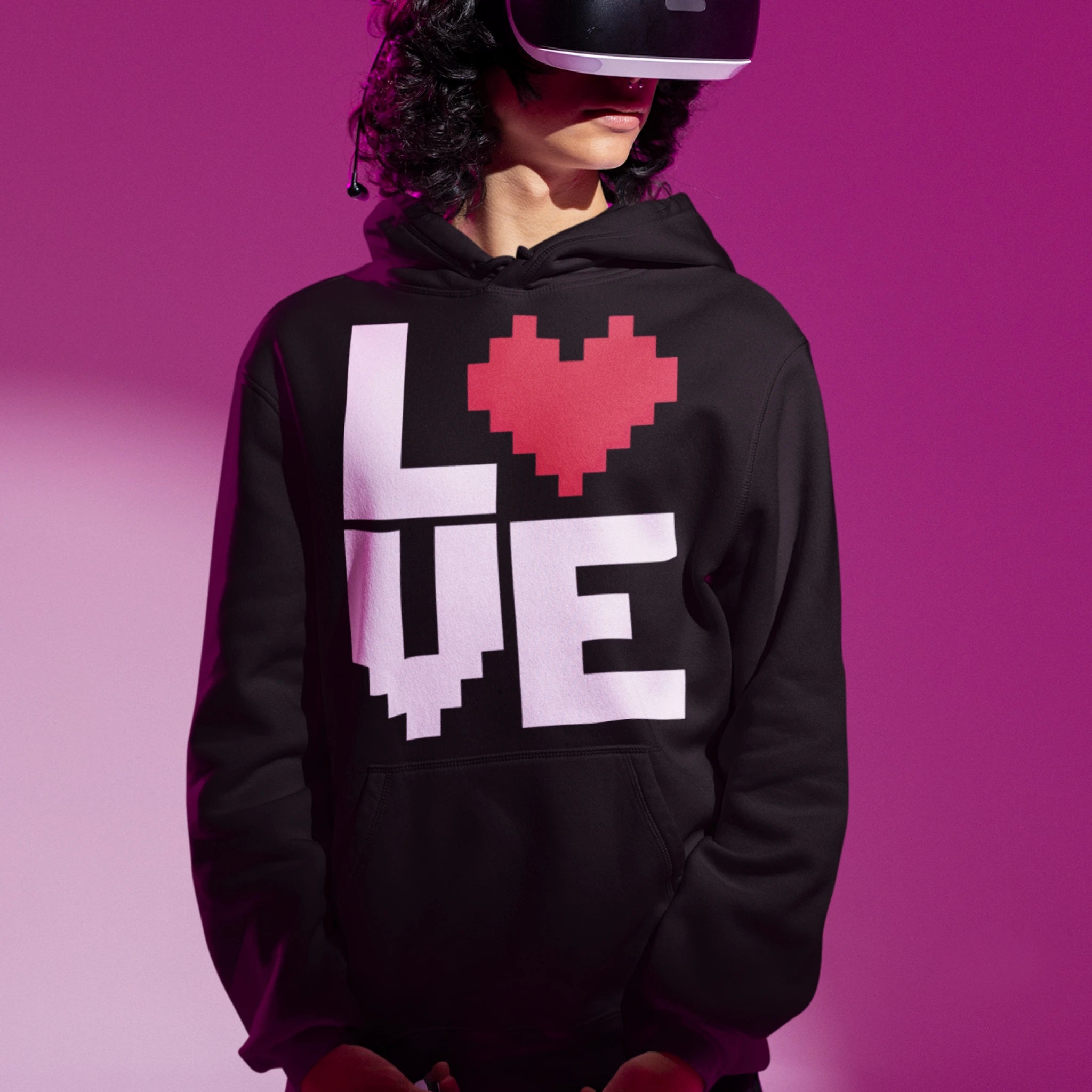 Gaming Hoodie - LOVE schwarz – Gaming Hoodie getragen von maennlichem Model mit Gaming  LOVE Print
