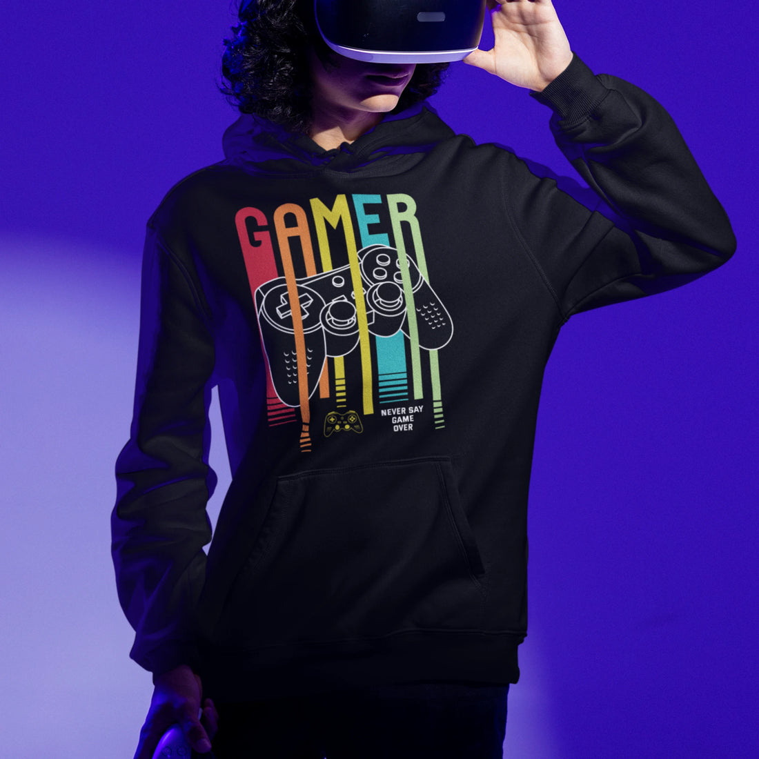Gamer Hoodie - Never Say Game Over schwarz – Gaming Hoodie getragen von maennlichem Model mit Never Say Game Over Print