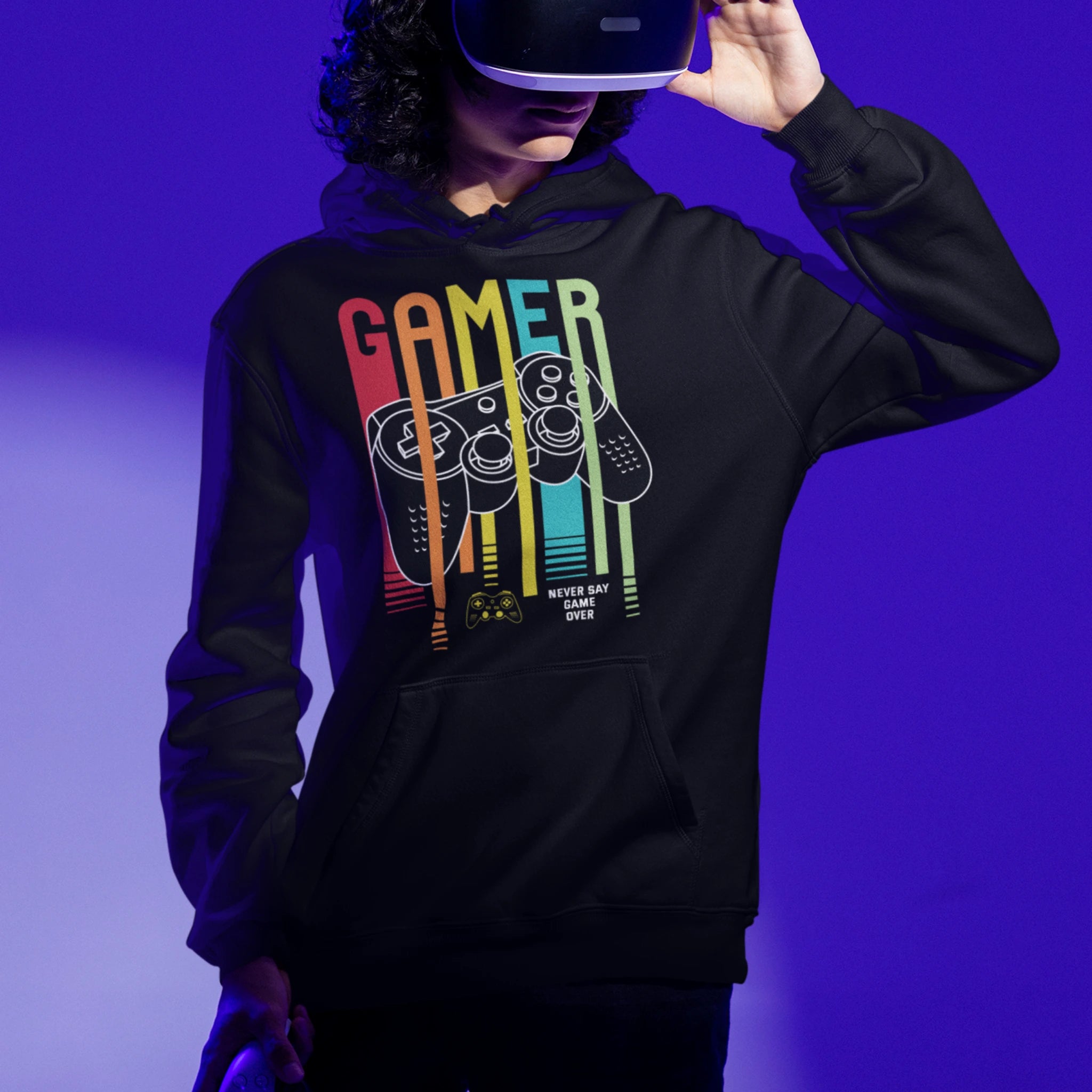 Gamer Hoodie - Never Say Game Over schwarz – Gaming Hoodie getragen von maennlichem Model mit Never Say Game Over Print