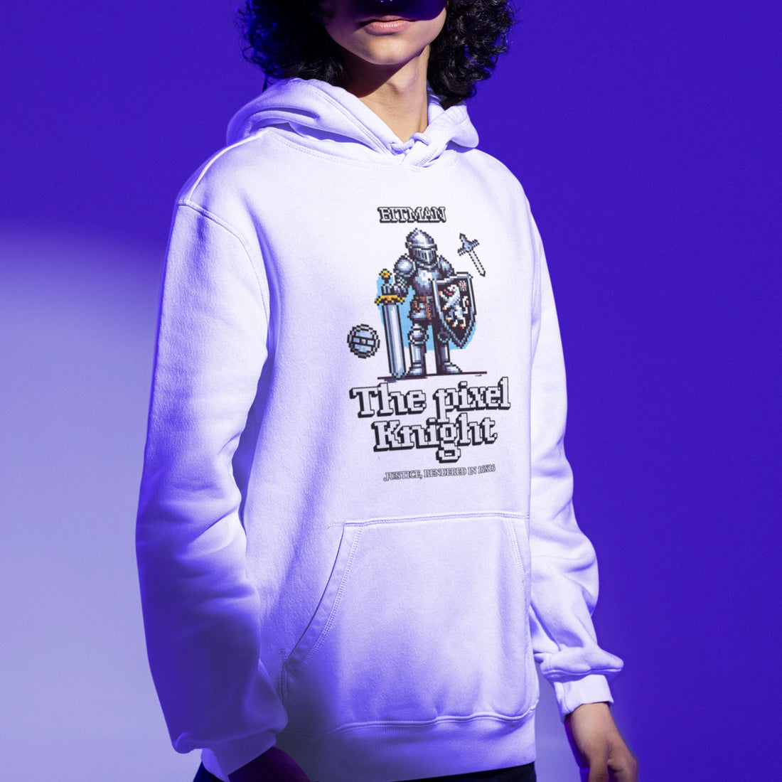 Gaming Hoodie - The Pixel Knight in weiß – Unisex Gaming Hoodie im Nerd & Streetwear Style, getragen von männlichen Model