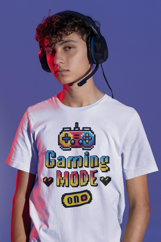 Gaming Mode On | Buntes Retro-Gamer T-Shirt im Pixel-Stil – weiss T-Shirt als maennlich-Mockup, modernes Gaming-Design und hochwertiges Produktfoto.