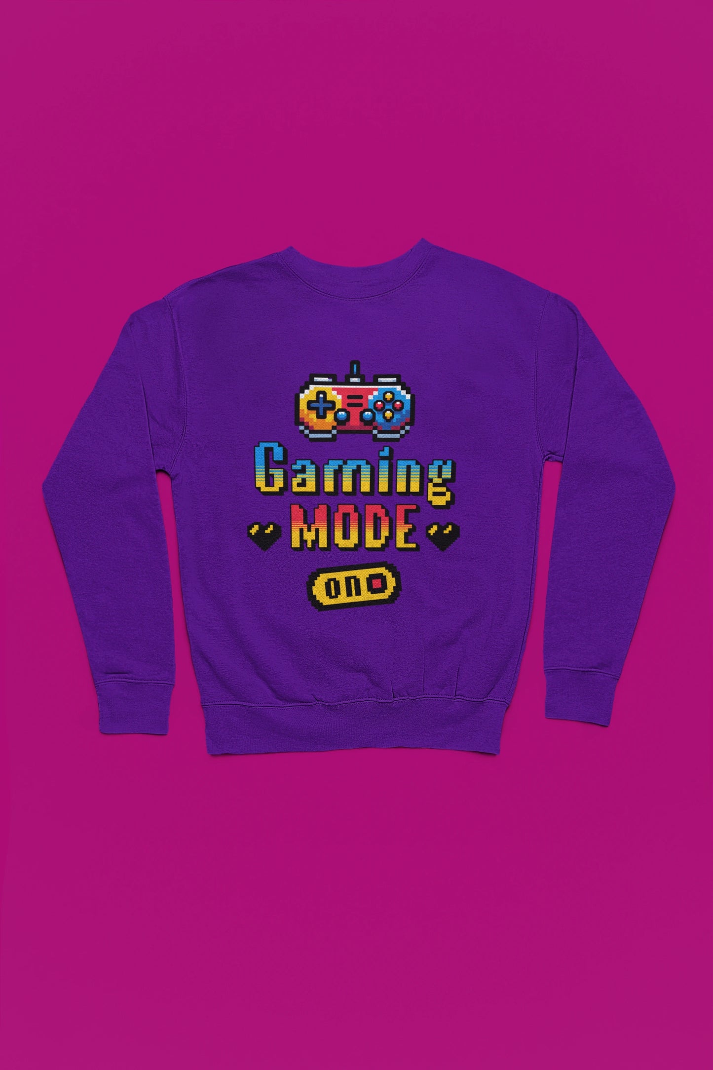 Gaming Mode ON | Pixel Gaming Pullover fuer Retro-Fans – lila Pullover als Flatlay-Mockup, hochwertiges Nerd- & Gaming-Design Produktfoto.