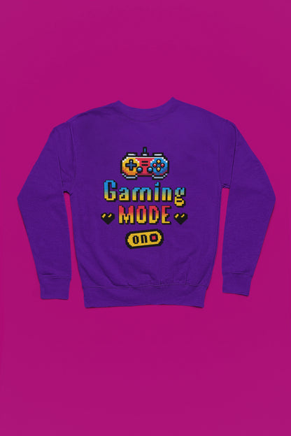 Gaming Mode ON | Pixel Gaming Pullover fuer Retro-Fans – lila Pullover als Flatlay-Mockup, hochwertiges Nerd- & Gaming-Design Produktfoto.