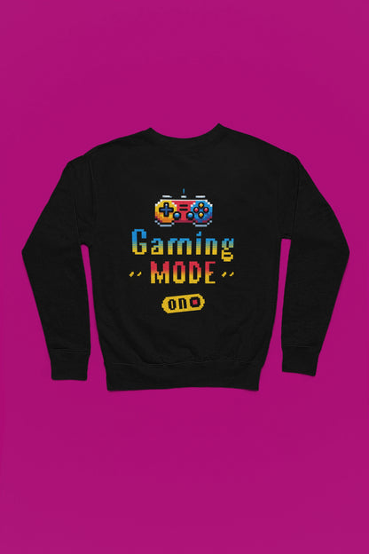 Gaming Mode ON | Pixel Gaming Pullover fuer Retro-Fans – schwarz Pullover als Flatlay-Mockup, hochwertiges Nerd- & Gaming-Design Produktfoto.