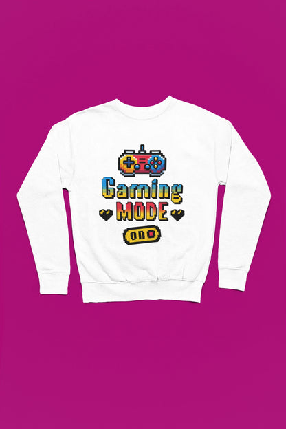 Gaming Mode ON | Pixel Gaming Pullover fuer Retro-Fans – weiss Pullover als Flatlay-Mockup, hochwertiges Nerd- & Gaming-Design Produktfoto.