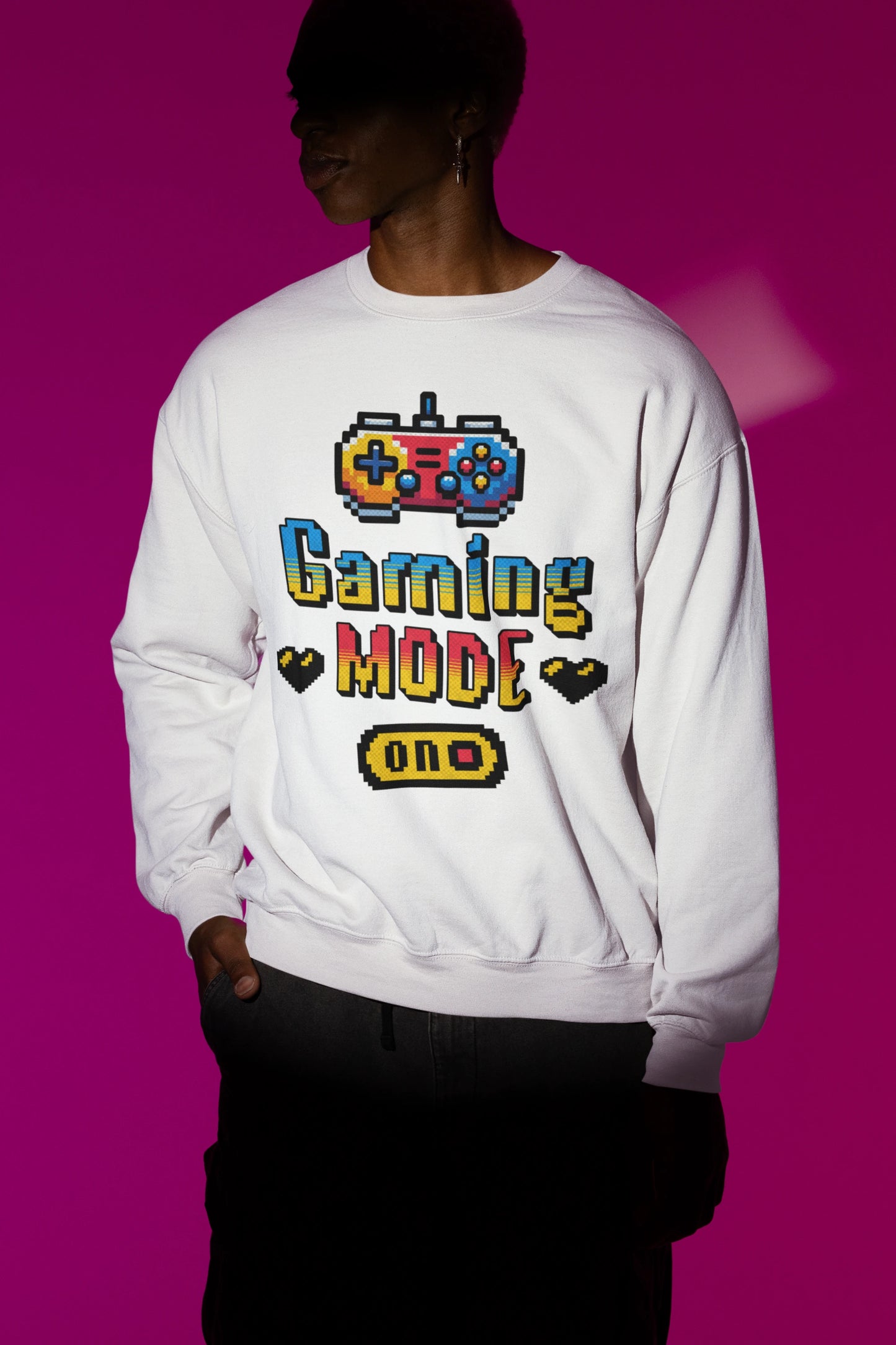 Gaming Mode ON | Pixel Gaming Pullover fuer Retro-Fans – weiss Pullover als Maennliches Model-Mockup, hochwertiges Nerd- & Gaming-Design Produktfoto.