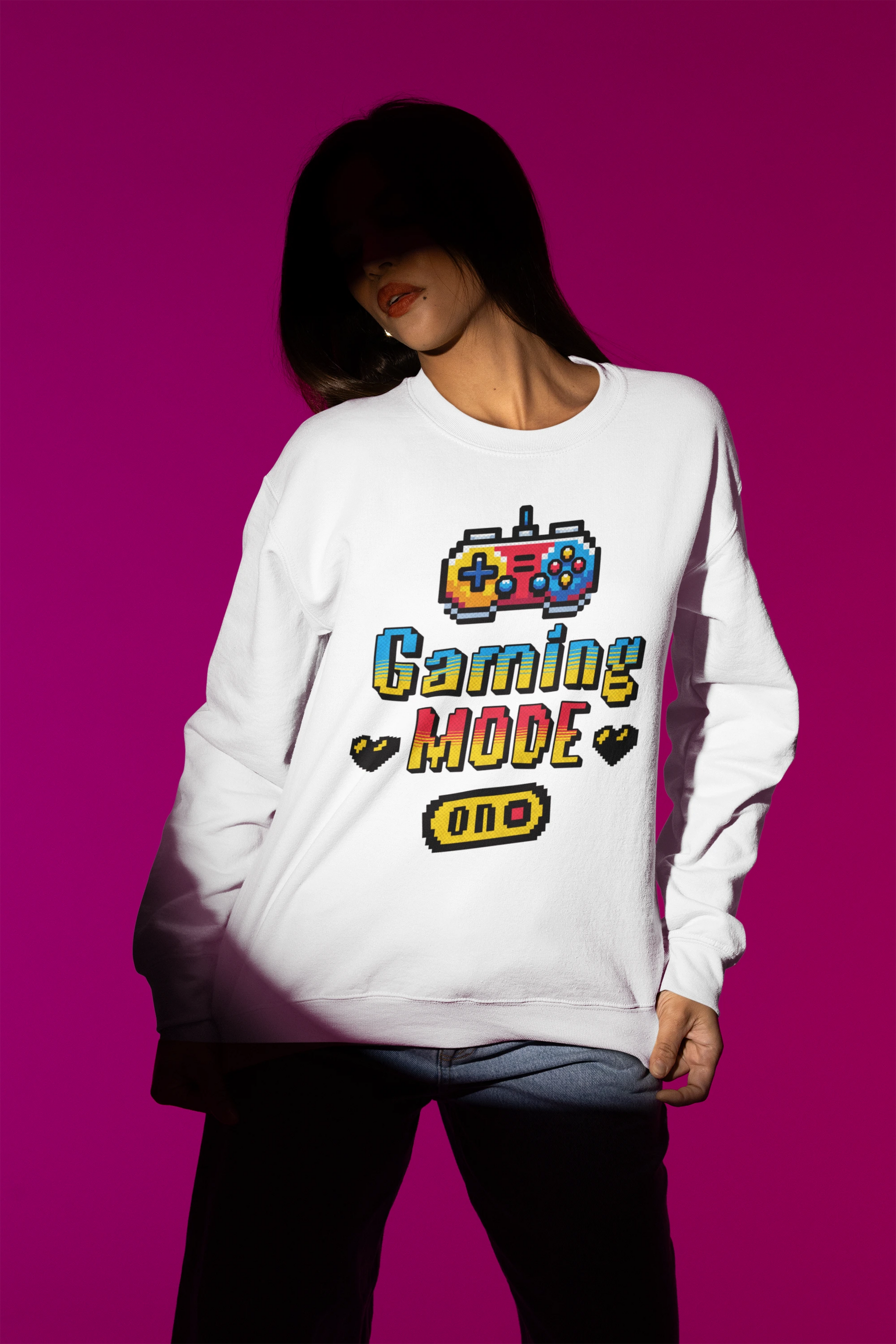 Gaming Mode ON | Pixel Gaming Pullover fuer Retro-Fans – weiss Pullover als Weibliches Model-Mockup, hochwertiges Nerd- & Gaming-Design Produktfoto.