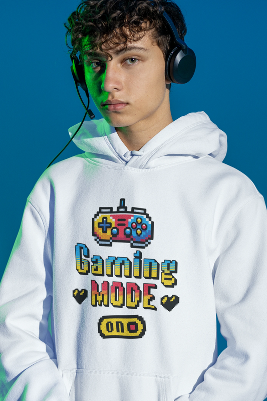 Gaming Mode ON – Retro Pixel Hoodie fuer Gamer & Nostalgie-Fans – weiss Hoodie als maennlich-Mockup, modernes Gaming-Design und hochwertiges Produktfoto.