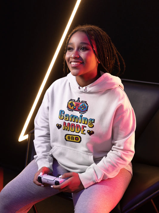 Gaming Mode ON – Retro Pixel Hoodie fuer Gamer & Nostalgie-Fans – weiss Hoodie als weiblich-Mockup, modernes Gaming-Design und hochwertiges Produktfoto.