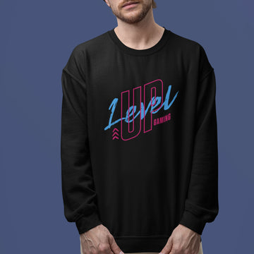 Gaming Sweater - Level Up Gaming in schwarz – Unisex Pullover im Nerd & Streetwear Style, getragen von männlichen Model