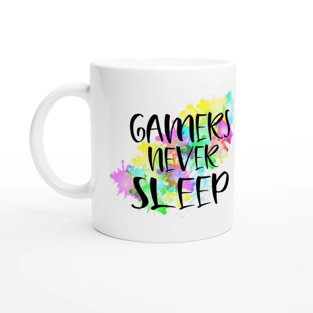 Gaming Tasse - Never Sleep Tasse frontansicht – hochwertiges Nerdrovert Mockup mit Gaming Motiv