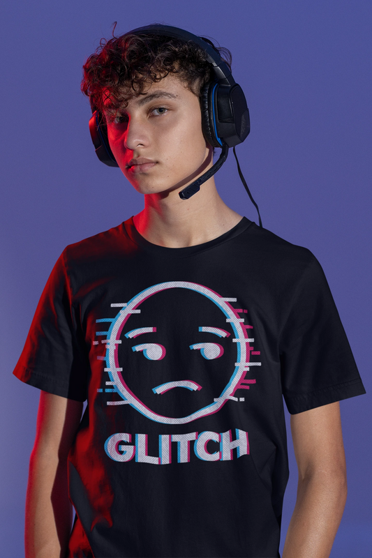GLITCH – Digital Culture T-Shirt mit RGB Effekt – schwarz T-Shirt als maennlich-Mockup, modernes Gaming-Design und hochwertiges Produktfoto.