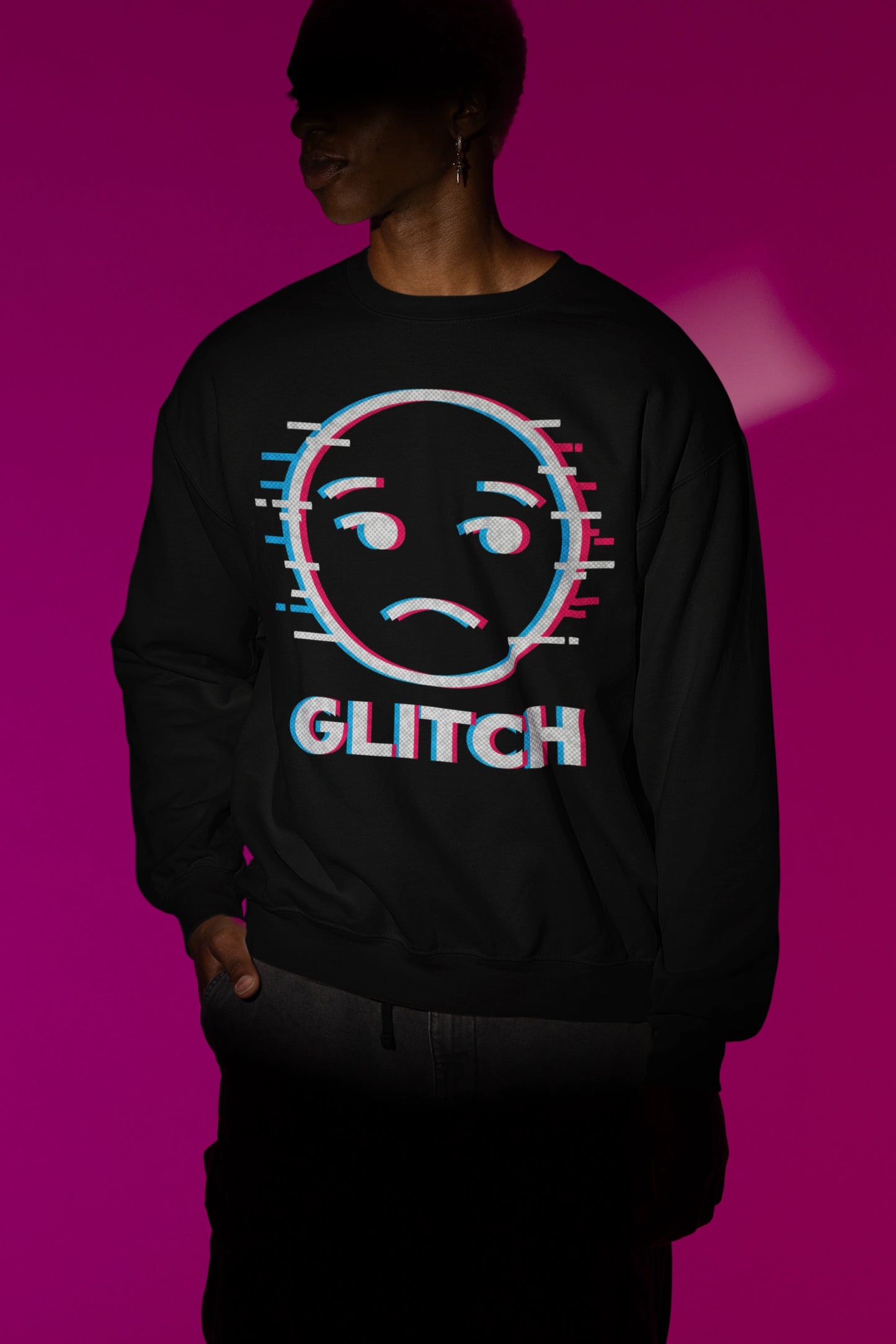 Glitch Face | Pixel-Error Pullover im Retro-Stil – schwarz Pullover als Maennliches Model-Mockup, hochwertiges Nerd- & Gaming-Design Produktfoto.