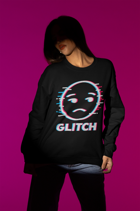 Glitch Face | Pixel-Error Pullover im Retro-Stil – schwarz Pullover als Weibliches Model-Mockup, hochwertiges Nerd- & Gaming-Design Produktfoto.