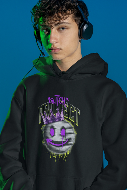 Glitch Project Hoodie – Neon Smiley mit Krone & Stoersignal-Effekt – schwarz Hoodie als maennlich-Mockup, modernes Gaming-Design und hochwertiges Produktfoto.