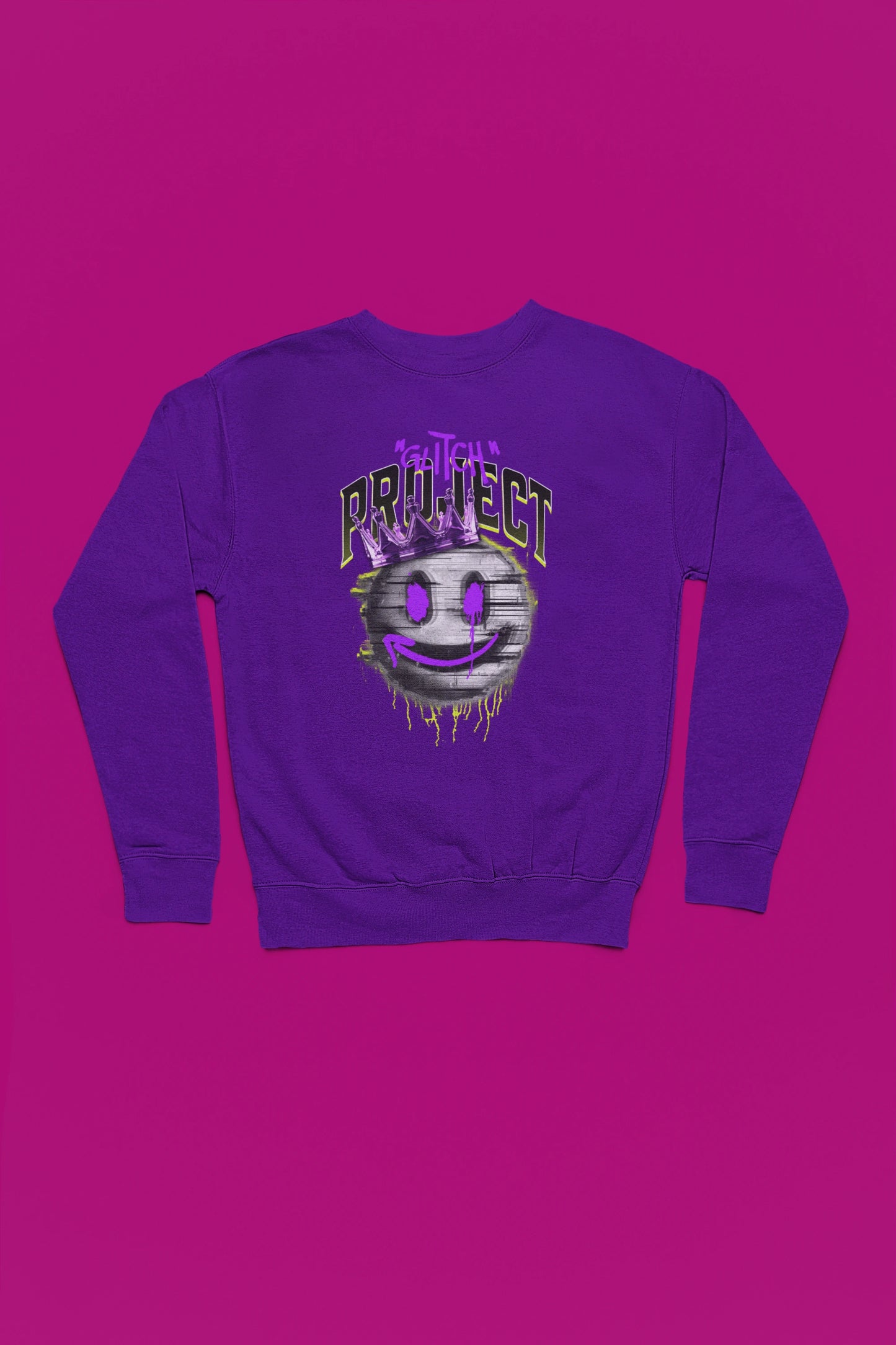 Glitch Project – Neon Crown Smiley Pullover – lila Pullover als Flatlay-Mockup, hochwertiges Nerd- & Gaming-Design Produktfoto.