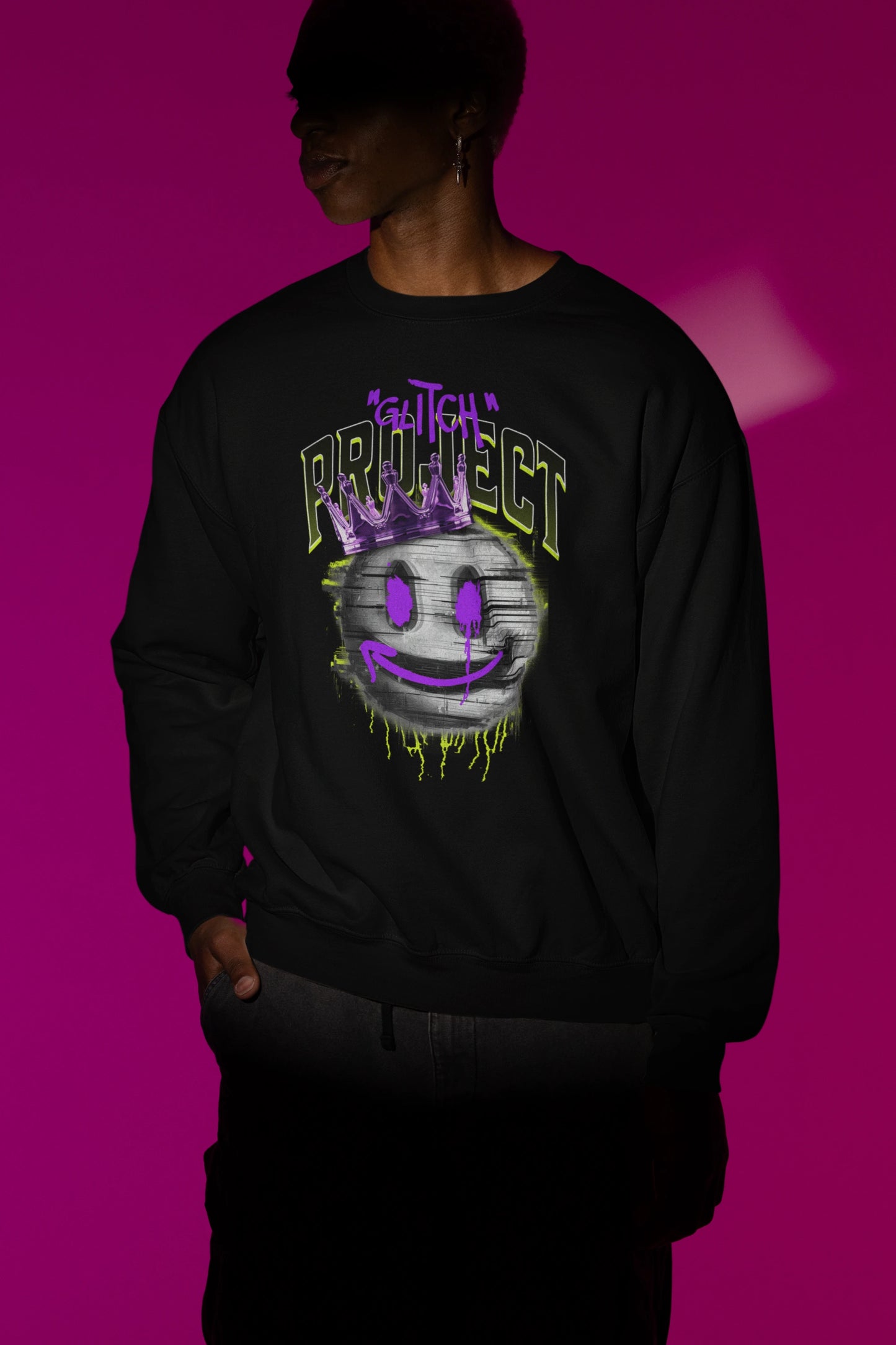Glitch Project – Neon Crown Smiley Pullover – schwarz Pullover als Maennliches Model-Mockup, hochwertiges Nerd- & Gaming-Design Produktfoto.