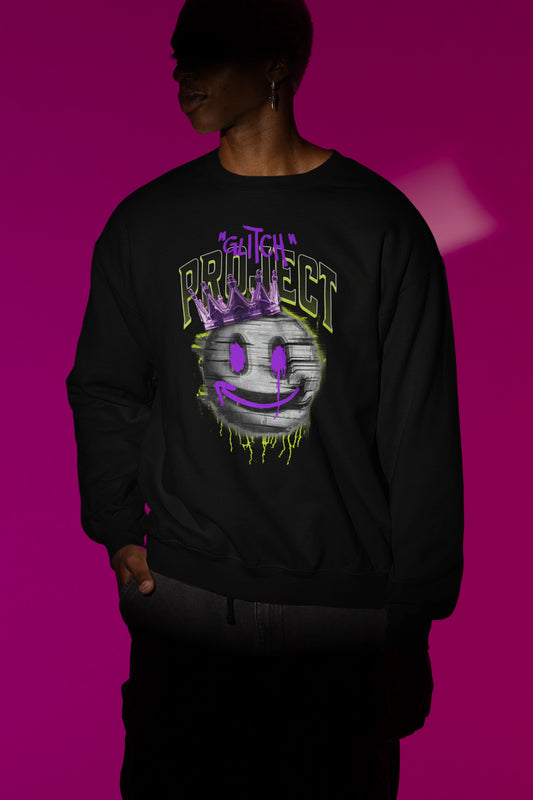 Glitch Project – Neon Crown Smiley Pullover – schwarz Pullover als Maennliches Model-Mockup, hochwertiges Nerd- & Gaming-Design Produktfoto.