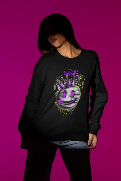 Glitch Project – Neon Crown Smiley Pullover – schwarz Pullover als Weibliches Model-Mockup, hochwertiges Nerd- & Gaming-Design Produktfoto.