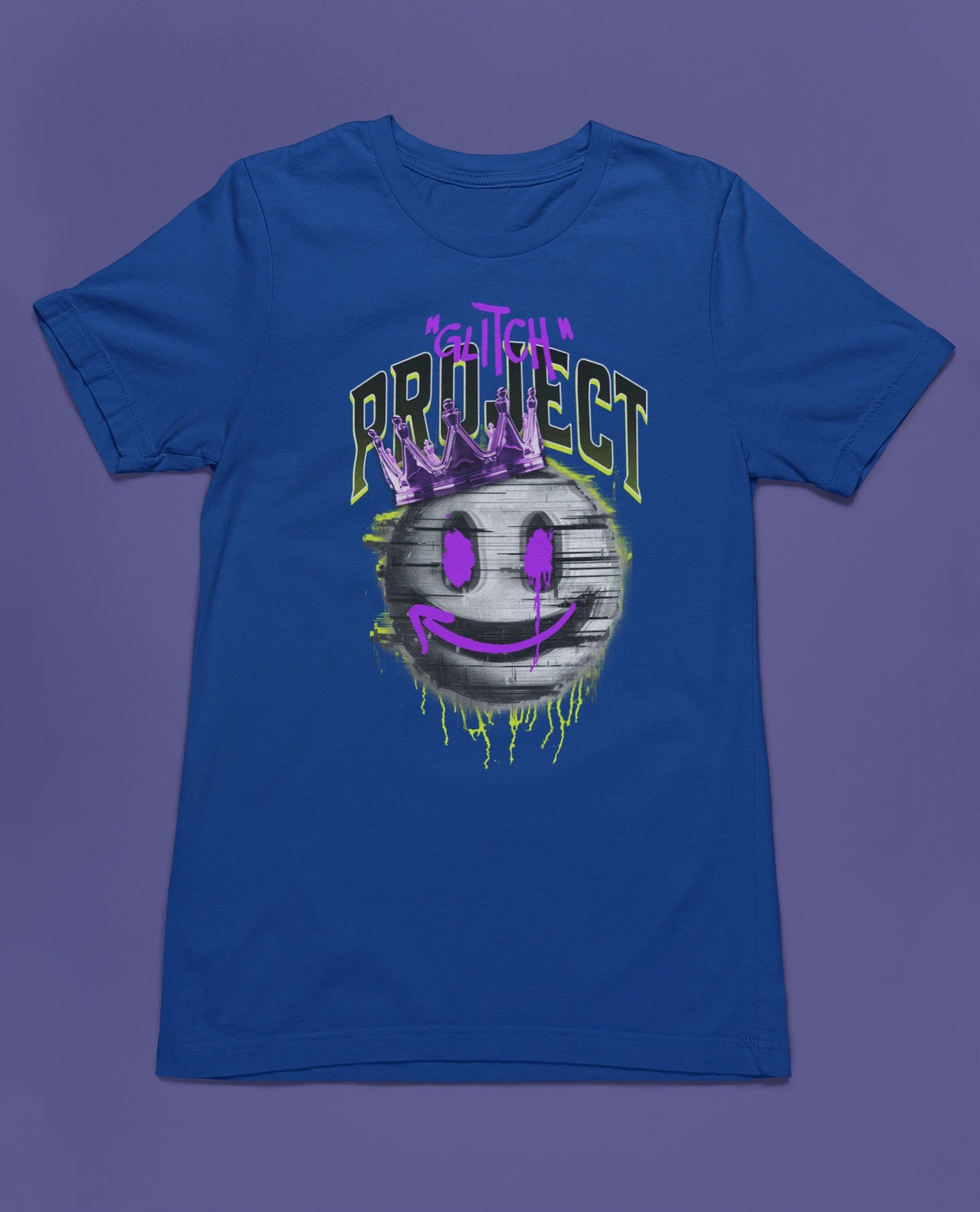 Glitch Project | Streetwear T-Shirt mit Smiley & Pixel-Krone – blau T-Shirt als flatlay-Mockup, modernes Gaming-Design und hochwertiges Produktfoto.