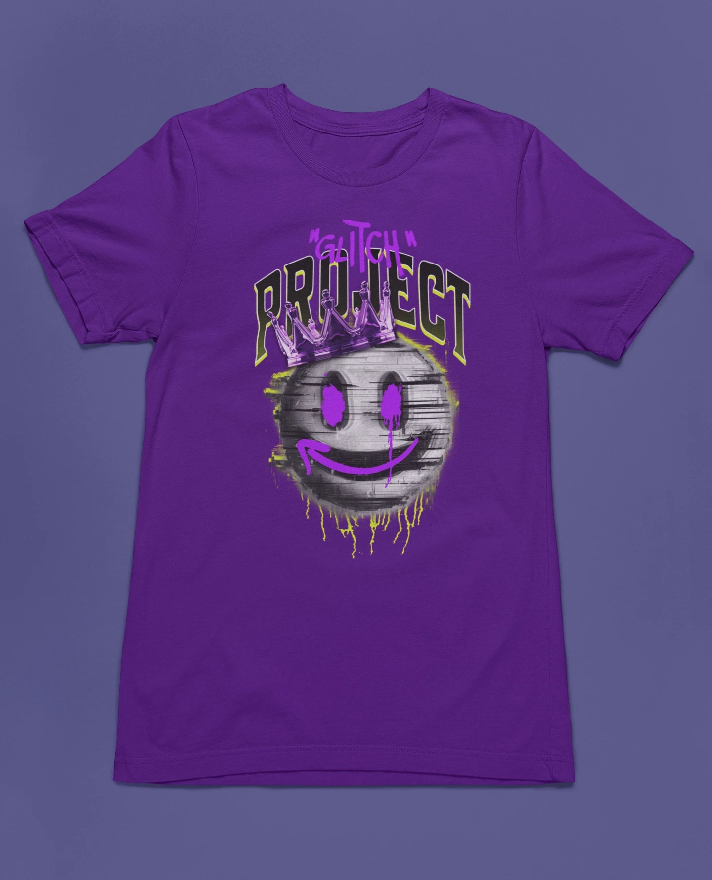 Glitch Project | Streetwear T-Shirt mit Smiley & Pixel-Krone – lila T-Shirt als flatlay-Mockup, modernes Gaming-Design und hochwertiges Produktfoto.