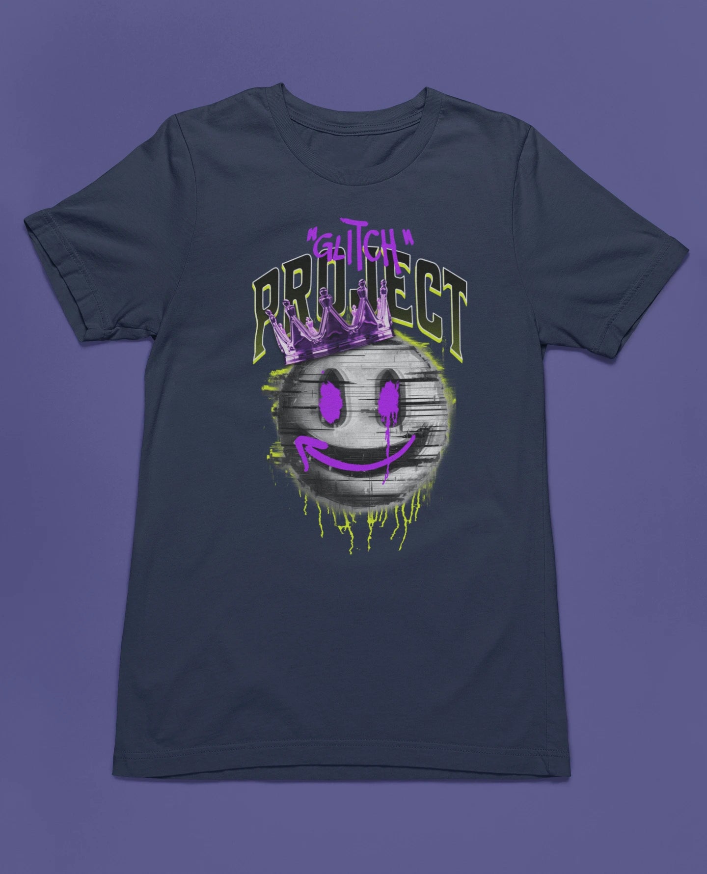 Glitch Project | Streetwear T-Shirt mit Smiley & Pixel-Krone – marine T-Shirt als flatlay-Mockup, modernes Gaming-Design und hochwertiges Produktfoto.