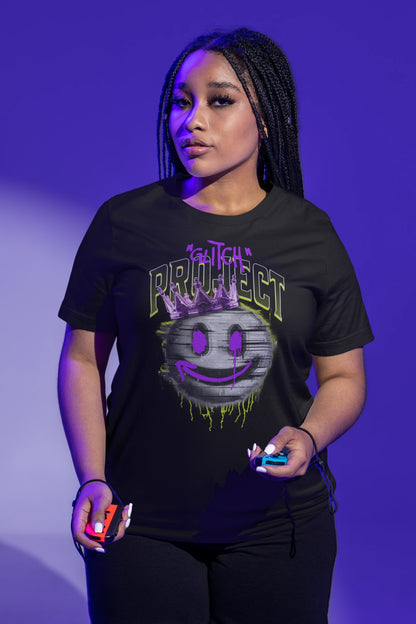 Glitch Project | Streetwear T-Shirt mit Smiley & Pixel-Krone – schwarz T-Shirt als weiblich-Mockup, modernes Gaming-Design und hochwertiges Produktfoto.