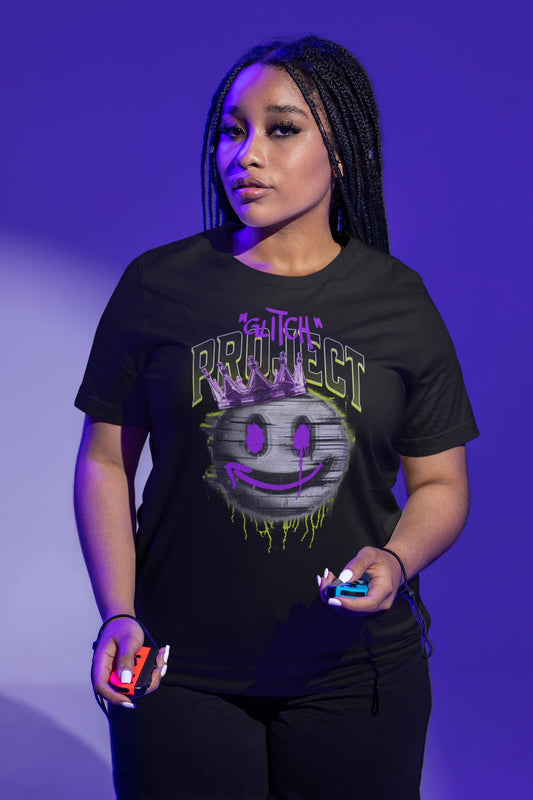 Glitch Project | Streetwear T-Shirt mit Smiley & Pixel-Krone – schwarz T-Shirt als weiblich-Mockup, modernes Gaming-Design und hochwertiges Produktfoto.