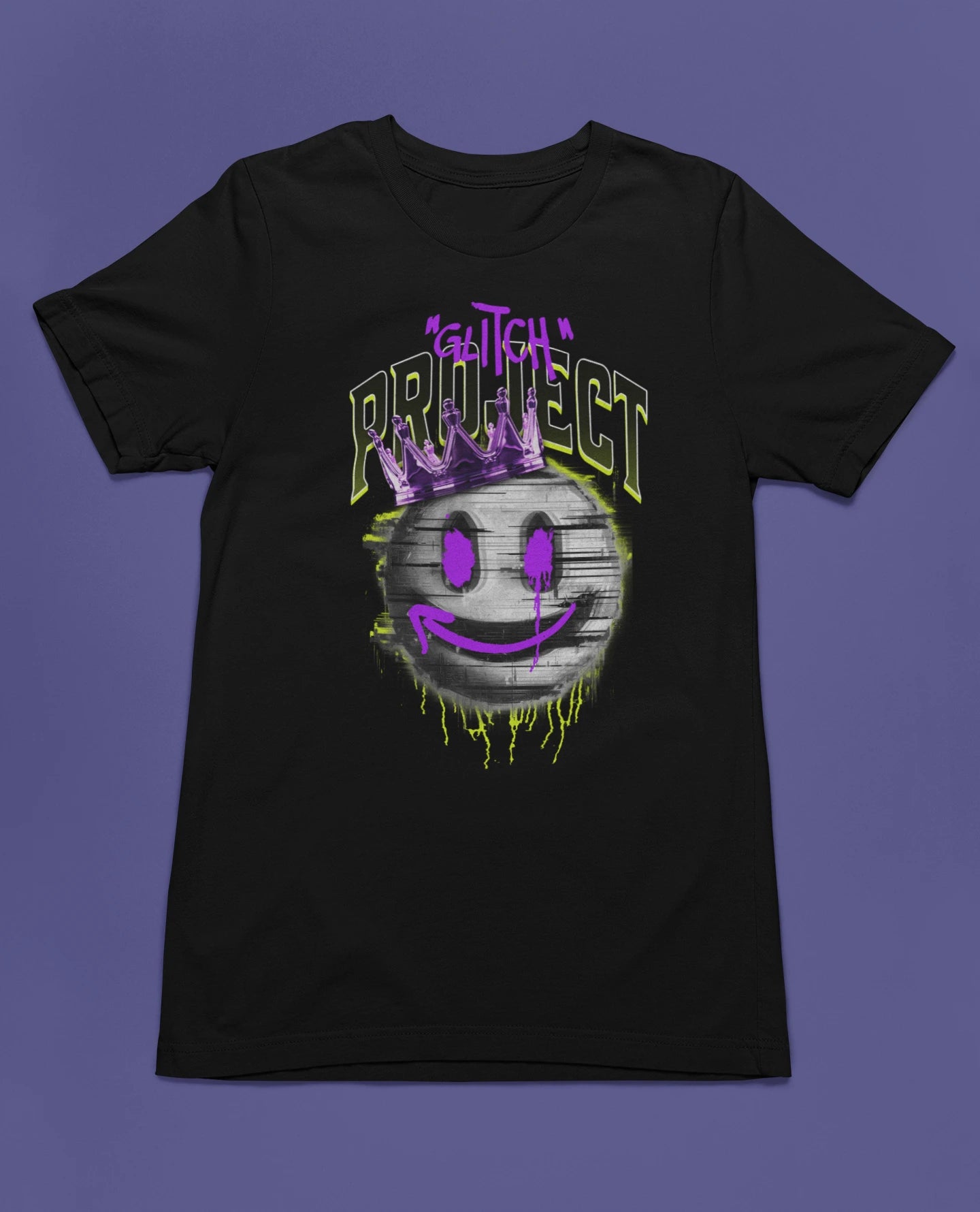 Glitch Project | Streetwear T-Shirt mit Smiley & Pixel-Krone – schwarz T-Shirt als flatlay-Mockup, modernes Gaming-Design und hochwertiges Produktfoto.