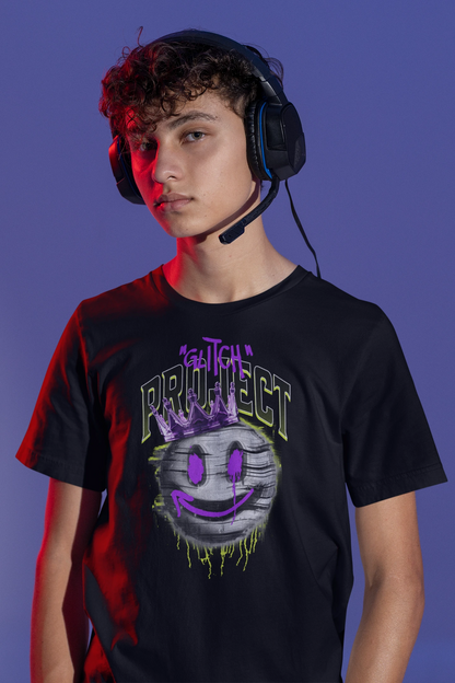 Glitch Project | Streetwear T-Shirt mit Smiley & Pixel-Krone – schwarz T-Shirt als maennlich-Mockup, modernes Gaming-Design und hochwertiges Produktfoto.