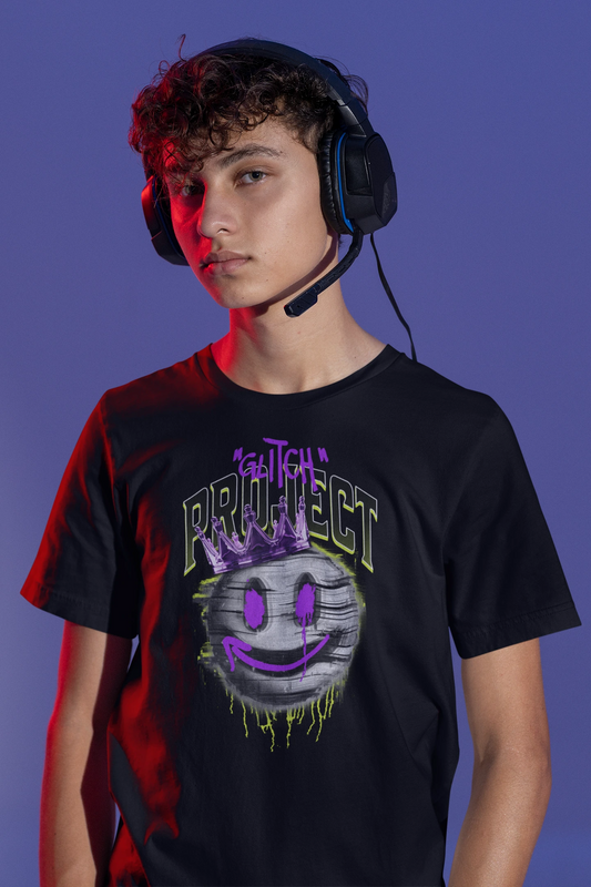 Glitch Project | Streetwear T-Shirt mit Smiley & Pixel-Krone – schwarz T-Shirt als maennlich-Mockup, modernes Gaming-Design und hochwertiges Produktfoto.