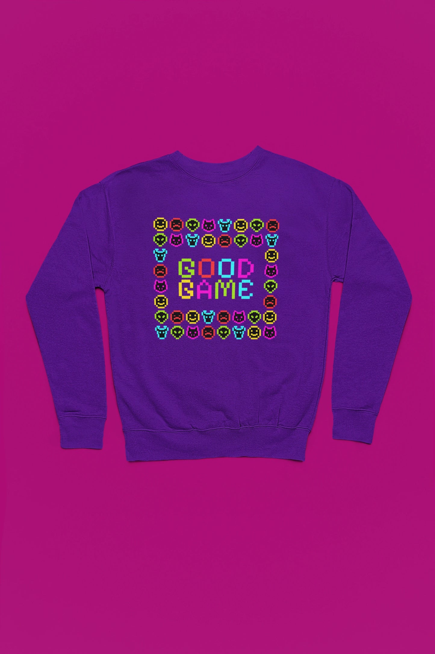 Good Game | Bunter Pixel-Pullover im Retro-Arcade-Style – lila Pullover als Flatlay-Mockup, hochwertiges Nerd- & Gaming-Design Produktfoto.