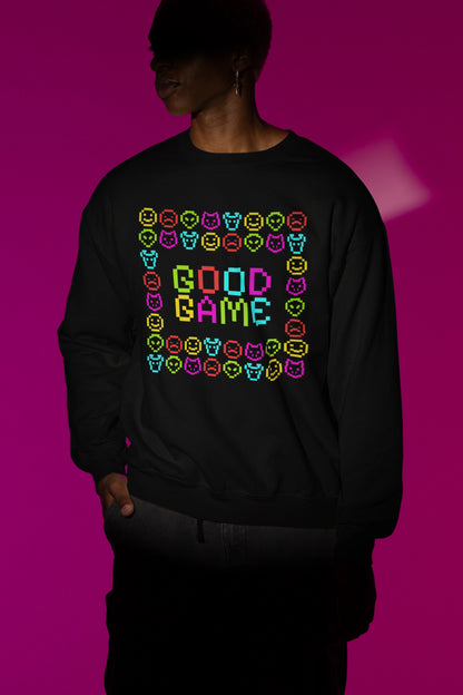 Good Game | Bunter Pixel-Pullover im Retro-Arcade-Style – schwarz Pullover als Maennliches Model-Mockup, hochwertiges Nerd- & Gaming-Design Produktfoto.