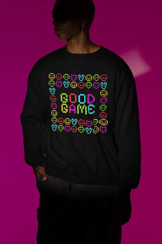Good Game | Bunter Pixel-Pullover im Retro-Arcade-Style – schwarz Pullover als Maennliches Model-Mockup, hochwertiges Nerd- & Gaming-Design Produktfoto.