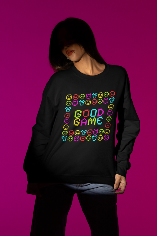 Good Game | Bunter Pixel-Pullover im Retro-Arcade-Style – schwarz Pullover als Weibliches Model-Mockup, hochwertiges Nerd- & Gaming-Design Produktfoto.