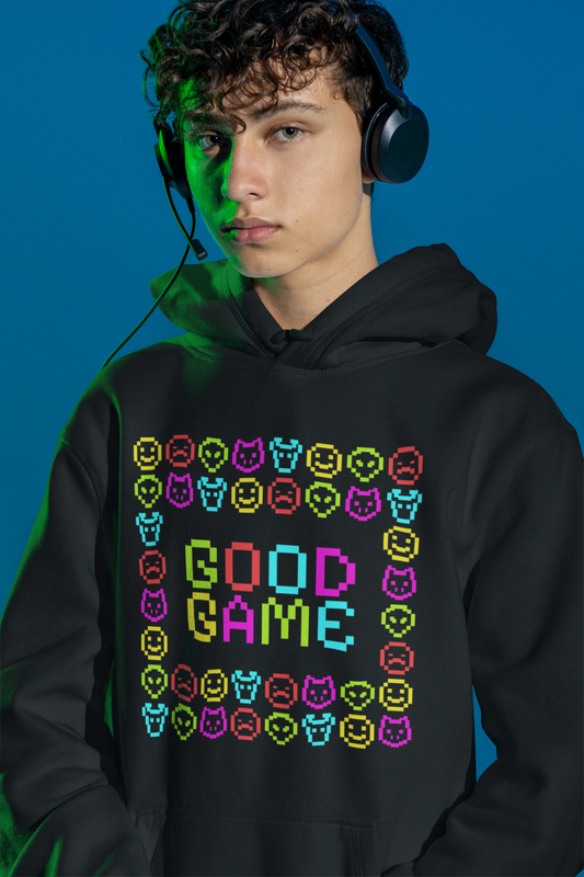 Good Game – Buntes Retro Pixel Hoodie fuer Gamer – schwarz Hoodie als maennlich-Mockup, modernes Gaming-Design und hochwertiges Produktfoto.