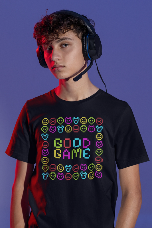 Good Game | Buntes Retro-Pixel T-Shirt für Gamer & Nerds – schwarz T-Shirt als maennlich-Mockup, modernes Gaming-Design und hochwertiges Produktfoto.