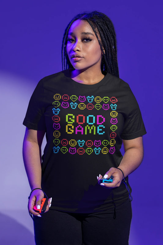 Good Game | Buntes Retro-Pixel T-Shirt für Gamer & Nerds – schwarz T-Shirt als weiblich-Mockup, modernes Gaming-Design und hochwertiges Produktfoto.