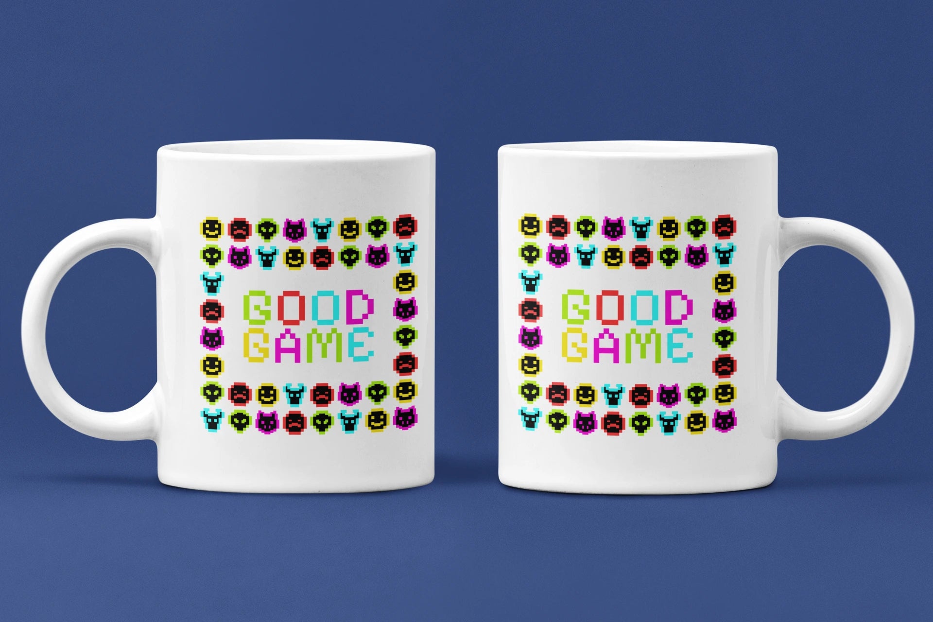 Good Game – Keramiktasse (325 ml) – 325 ml Keramiktasse als Doppel-Mockup, hochwertiges Gaming- & Nerd-Design Produktfoto.