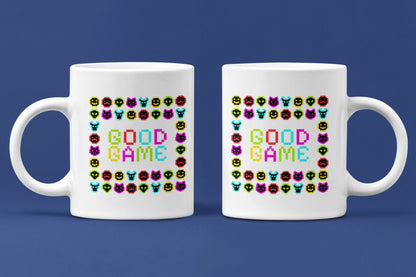 Good Game – Keramiktasse (325 ml) – 325 ml Keramiktasse als Doppel-Mockup, hochwertiges Gaming- & Nerd-Design Produktfoto.