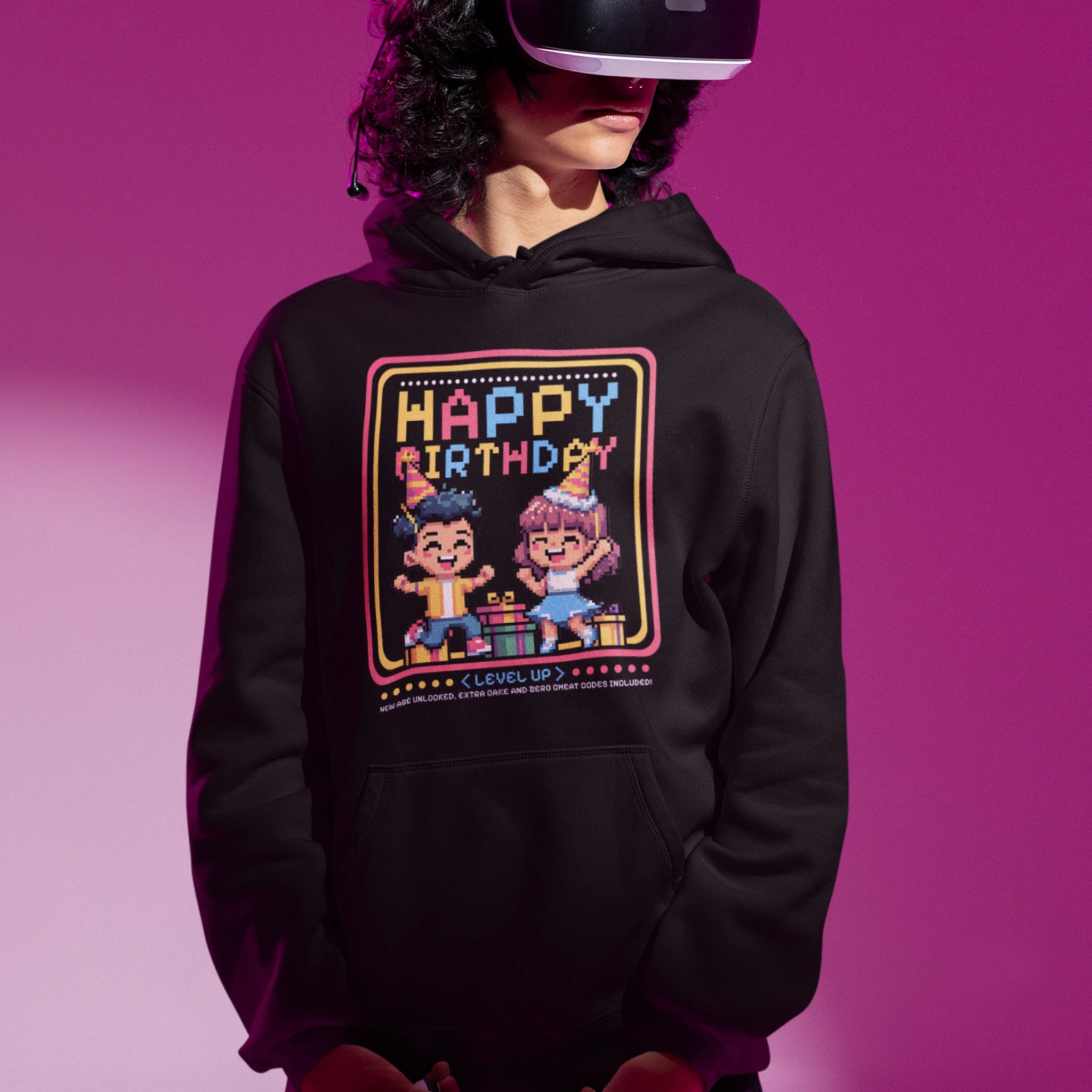 Happy Birthday Gamer Hoodie schwarz – Gaming Hoodie getragen von maennlichem Model mit Happy Birthday Gamer Print