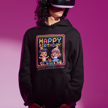 Happy Birthday Gamer Hoodie schwarz – Gaming Hoodie getragen von maennlichem Model mit Happy Birthday Gamer Print