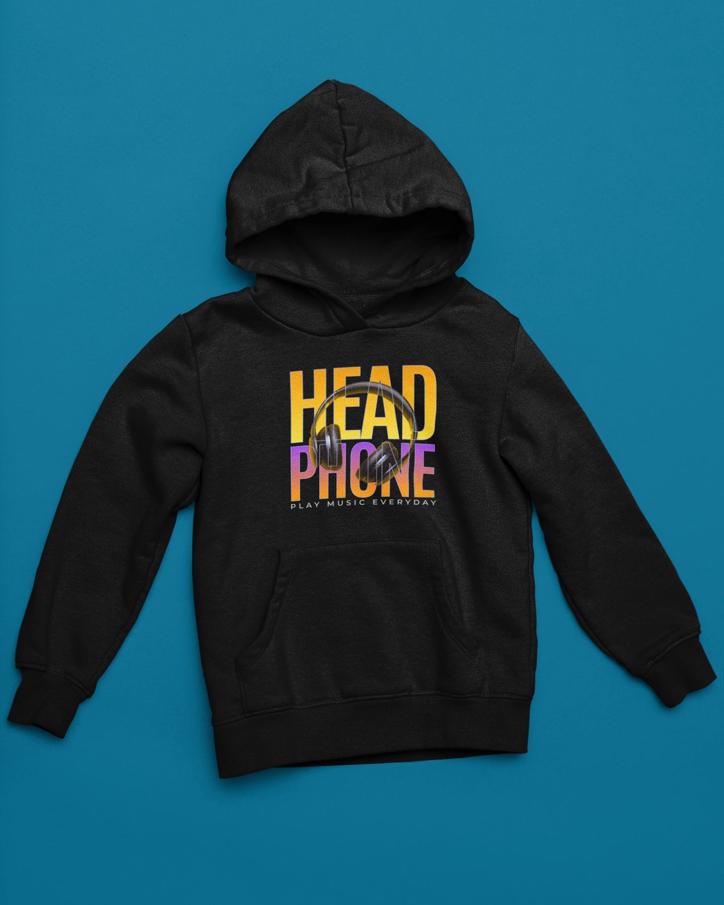 Headphone | Hoodie fuer Musikliebhaber & Daily-Listeners – schwarz Hoodie als flatlay-Mockup, modernes Gaming-Design und hochwertiges Produktfoto.