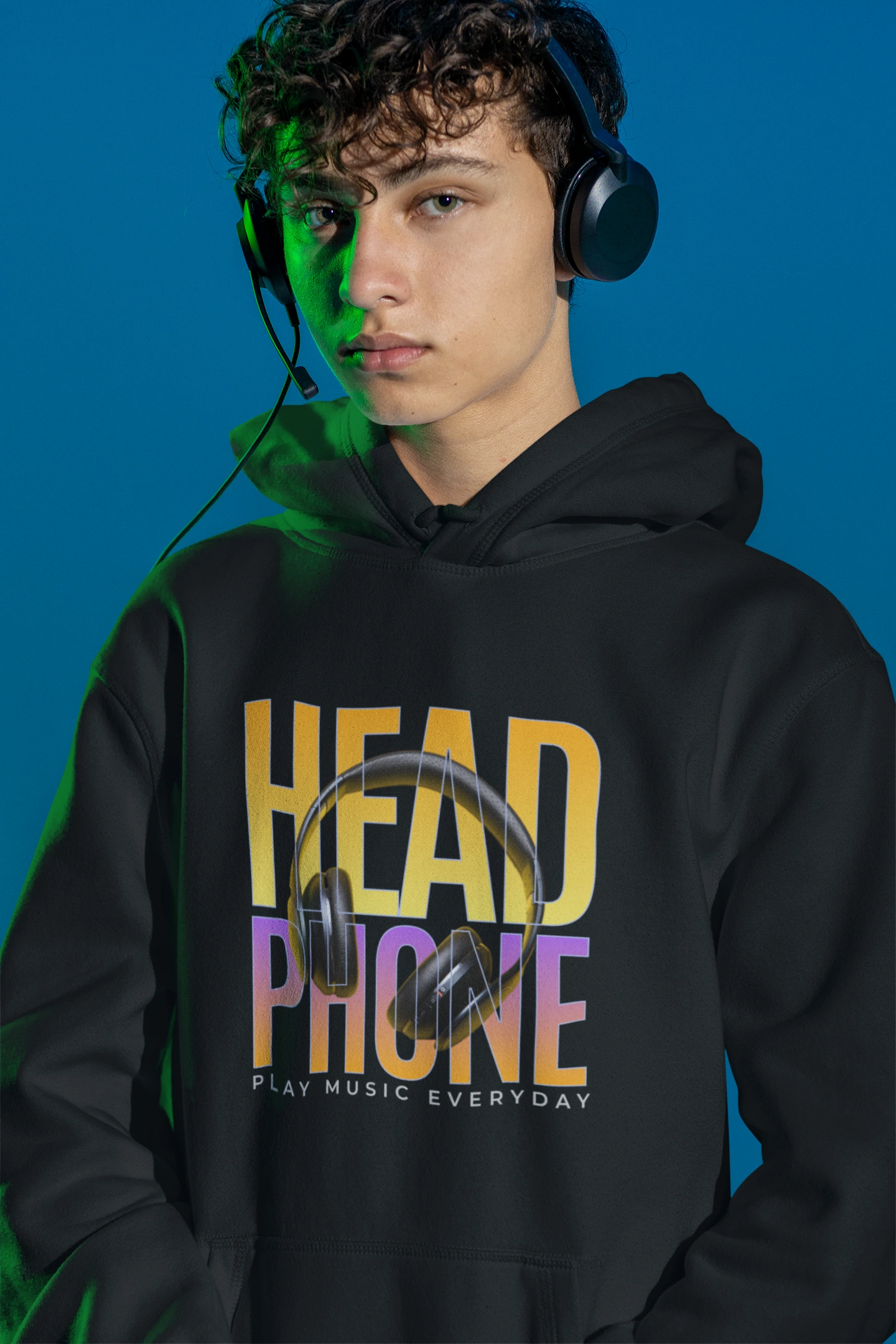 Headphone | Hoodie fuer Musikliebhaber & Daily-Listeners – schwarz Hoodie als maennlich-Mockup, modernes Gaming-Design und hochwertiges Produktfoto.